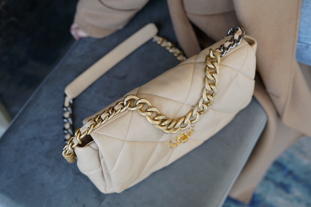 2020 CHANEL 19 Bag Apricot Medium  