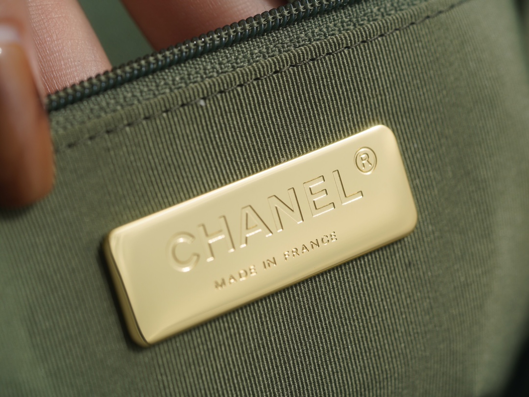 CHANEL L 19 BAG Autumn/Winter New Color Matcha Green Medium  