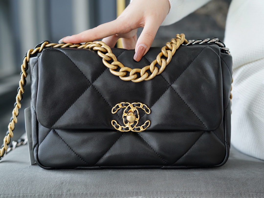 CHANEL 19 BAG Classic Black Medium Lambskin Series