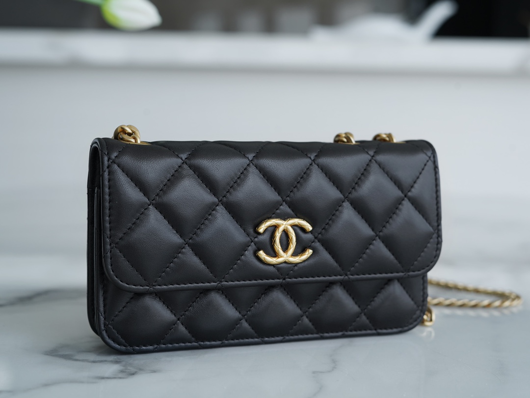 CHANEL 22K New Chain Flap Phone Bag Black  