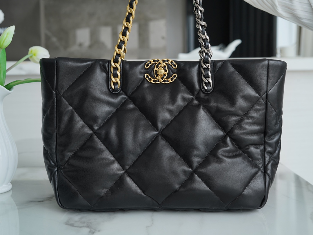 CHANEL 22B 19 Bag Tote Horizontal  