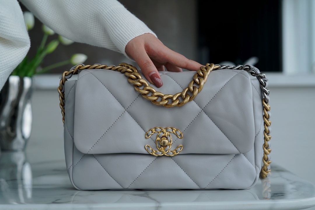 CHANEL 19 BAG Fall/Winter New Color Light Gray  