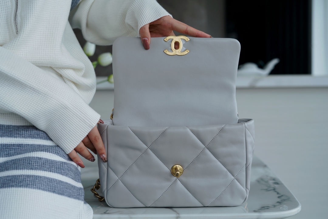 CHANEL 19 BAG Fall/Winter New Color Light Gray  