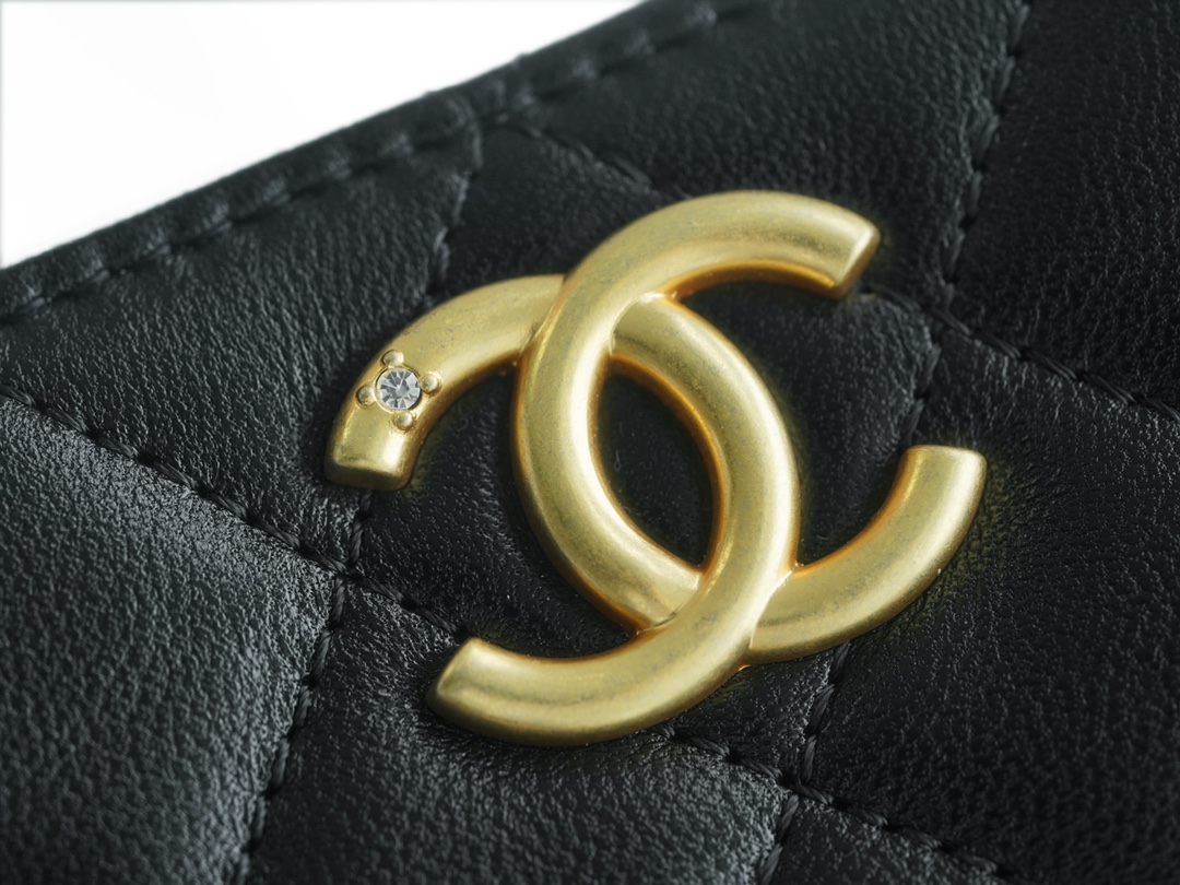 CHANEL 23A Atelier Chain Lion Shoulder Bag  