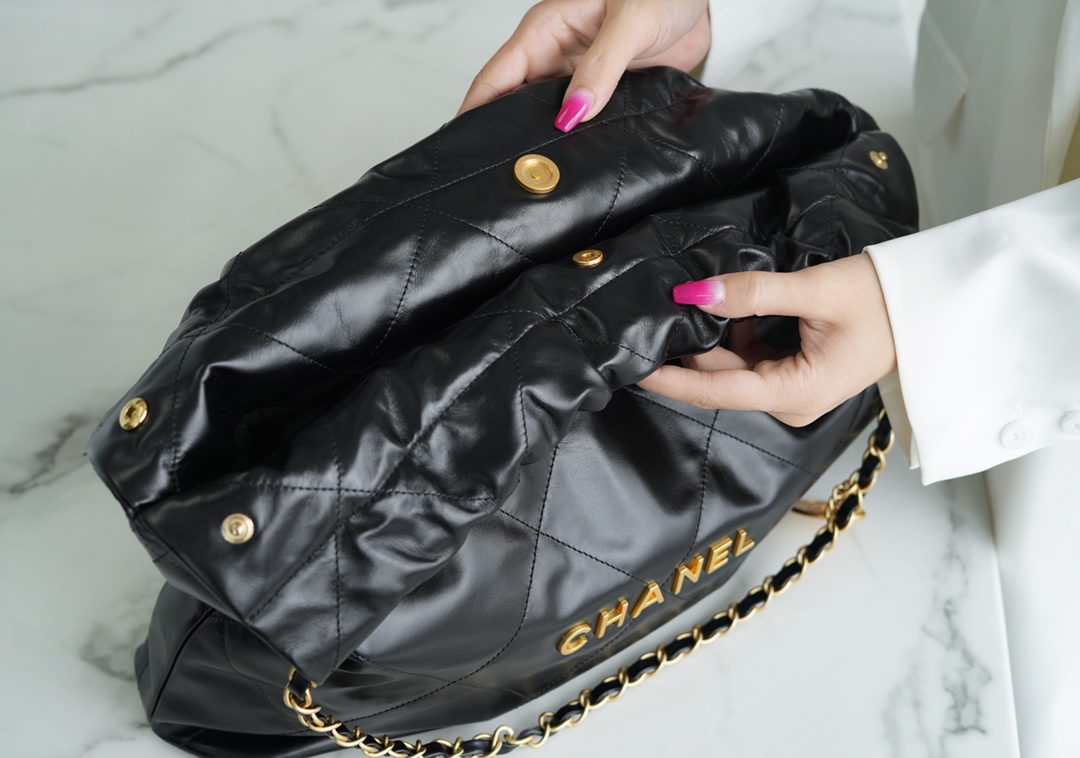 CHANEL 22P Bag Medium Black & Gold