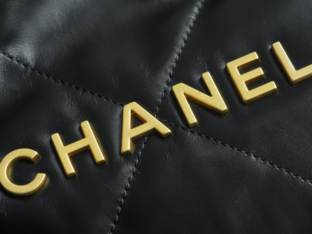 CHANEL 22P Bag Medium Black & Gold