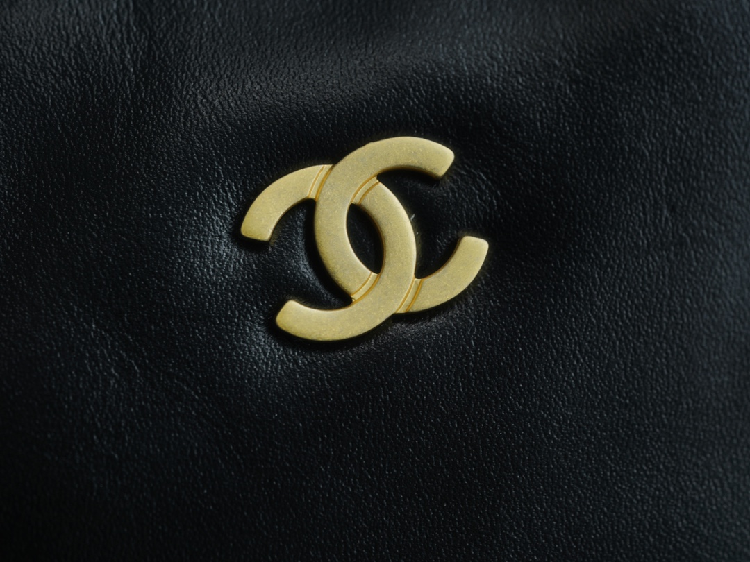 CHANEL 22P Bag Medium Black & Gold