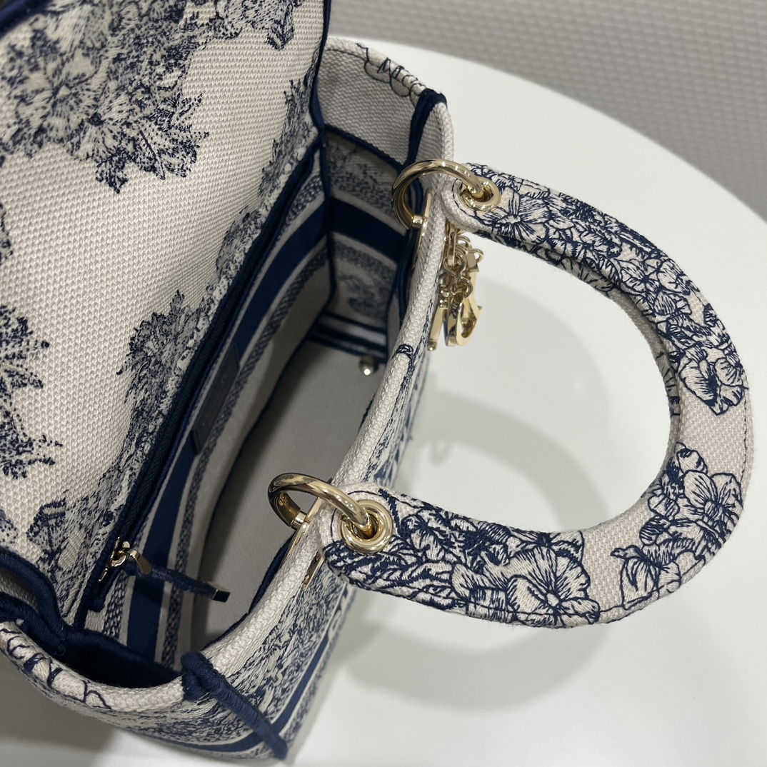 Lady Dior Embroidered: Size: 24*11*20cm  