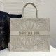 Christmas Limited Edition Tote Series: Infinite Dream Graphic, Size: 42*18*35cm  