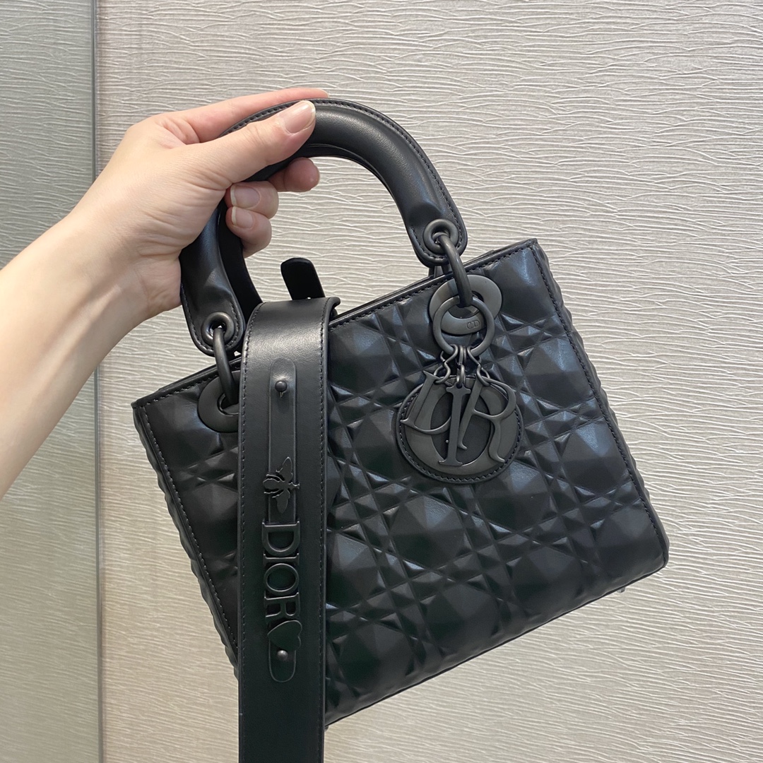 Lady Dior: 4-grid Matte Black Diamond Lattice, New Diamond Pattern, Embossed Cowhide, Matte Black Hardware, Size: 20cm  