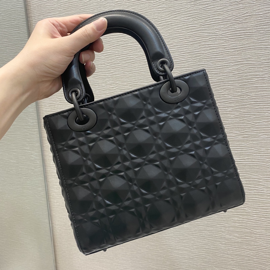 Lady Dior: 4-grid Matte Black Diamond Lattice, New Diamond Pattern, Embossed Cowhide, Matte Black Hardware, Size: 20cm  