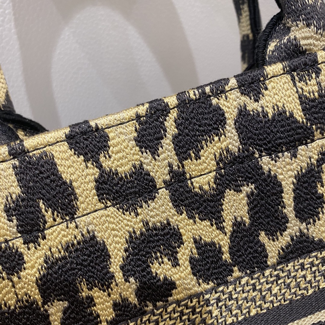 Small Tote with Classic Leopard Embroidery, Size: 26*8*22cm  