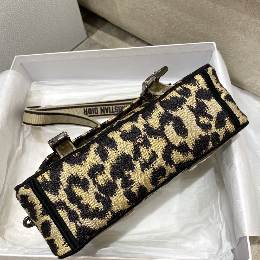 Small Messenger Bag with Classic Leopard Print, Size: 23*8*15cm  