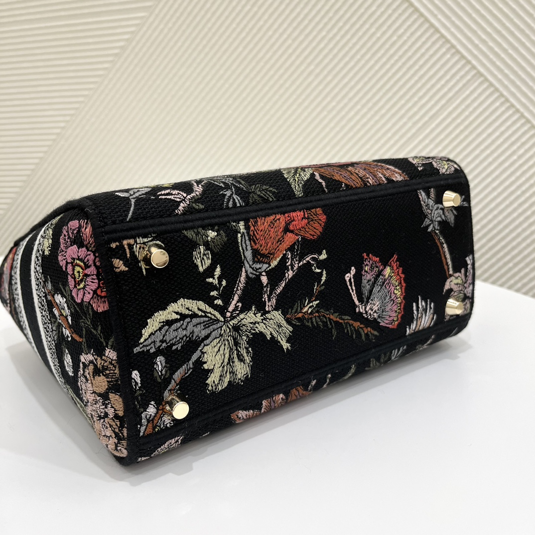 Lady's Latest Autumn-Winter Embroidered Series, Floral Embroidery, Size: 24*11*20cm