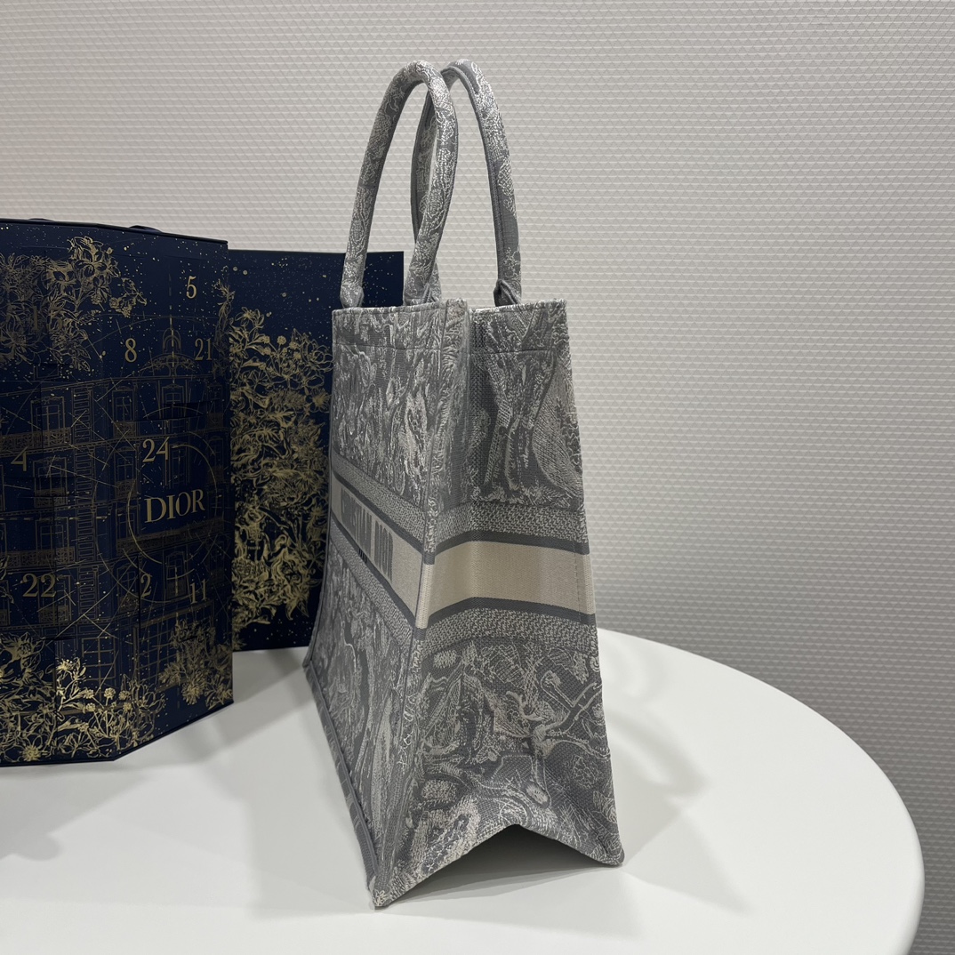 Tiger Embroidery Tote, Classic Color Scheme, Exquisite Tiger Jungle Embroidery, Size: 42*18*35cm