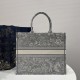 Tiger Embroidery Tote, Classic Color Scheme, Exquisite Tiger Jungle Embroidery, Size: 42*18*35cm