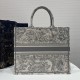 Tiger Embroidery Tote, Classic Color Scheme, Exquisite Tiger Jungle Embroidery, Large Size: 42*18*35cm