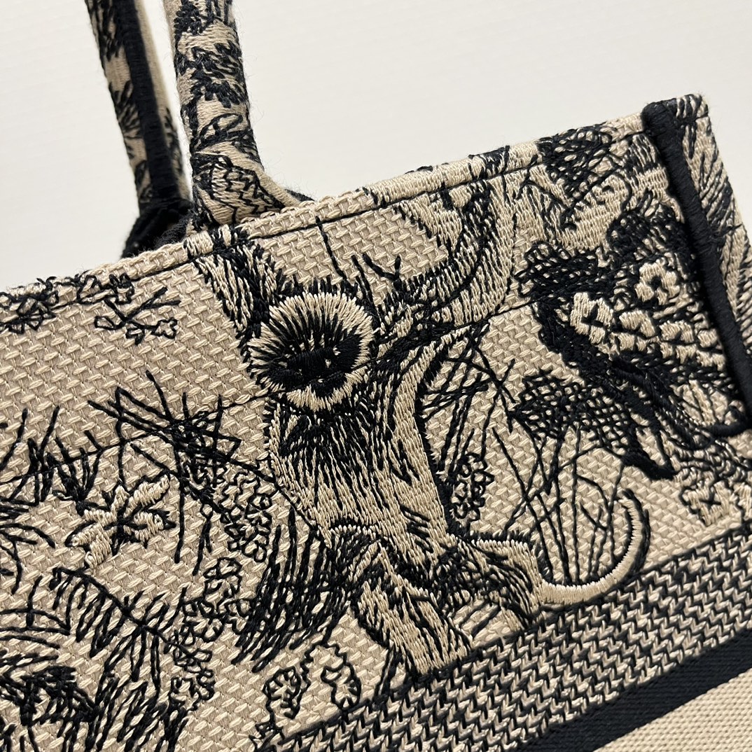 Tiger Embroidery Tote, Classic Color Scheme, Exquisite Tiger Jungle Embroidery, Medium Size: 36*18*28cm