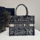 Tiger Embroidery Tote, Classic Color Scheme, Exquisite Tiger Jungle Embroidery, Medium Size: 36*18*28cm