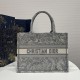 Tiger Embroidery Tote, Classic Color Scheme, Exquisite Tiger Jungle Embroidery, Medium Size: 36*18*28cm