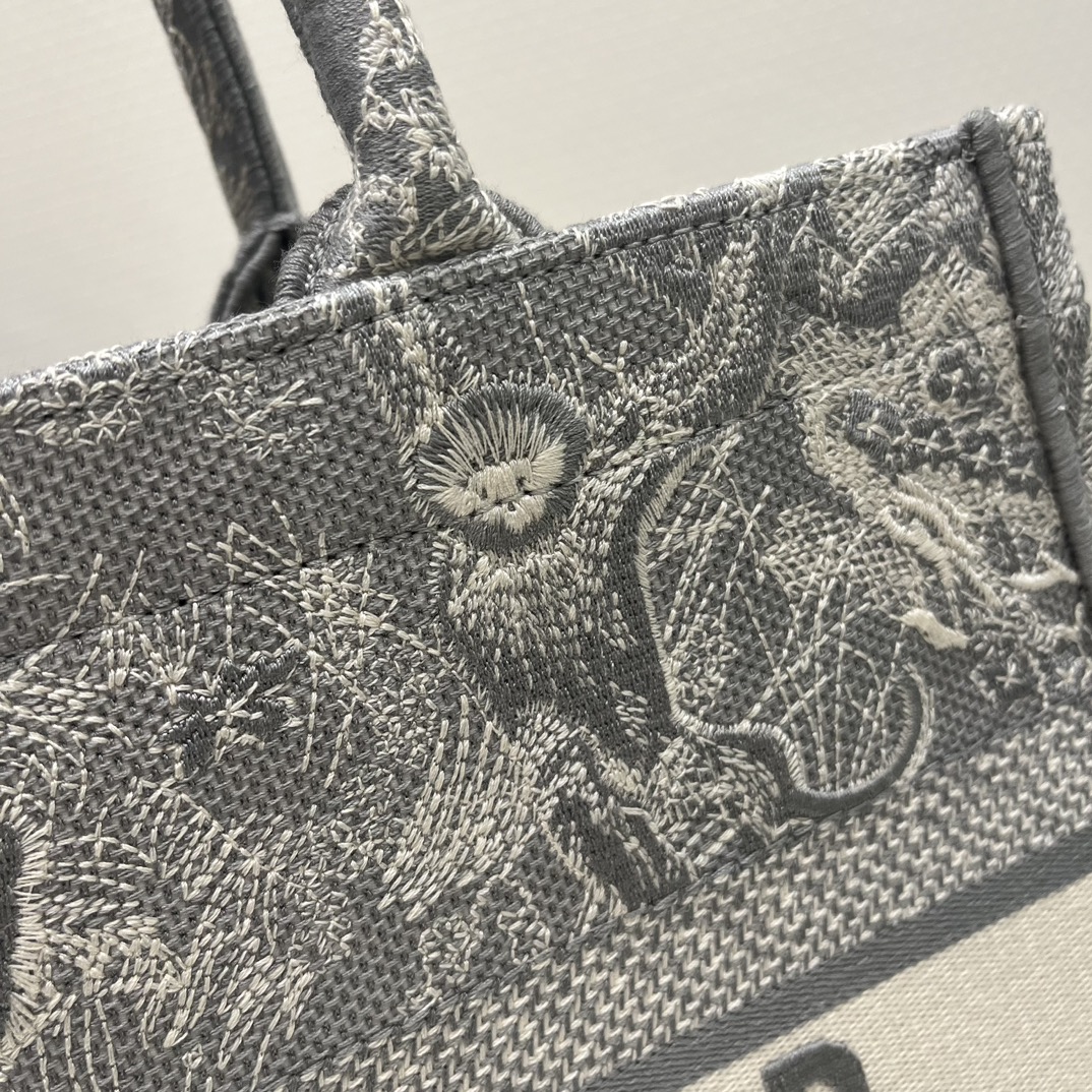 Tiger Embroidery Tote, Classic Color Scheme, Exquisite Tiger Jungle Embroidery, Medium Size: 36*18*28cm