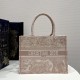 Tiger Embroidery Tote, Classic Color Scheme, Exquisite Tiger Jungle Embroidery, Medium Size: 36*18*28cm