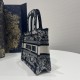 Tiger Embroidery Tote, Classic Color Scheme, Exquisite Tiger Jungle Embroidery, Mini Size: 23*4*15cm