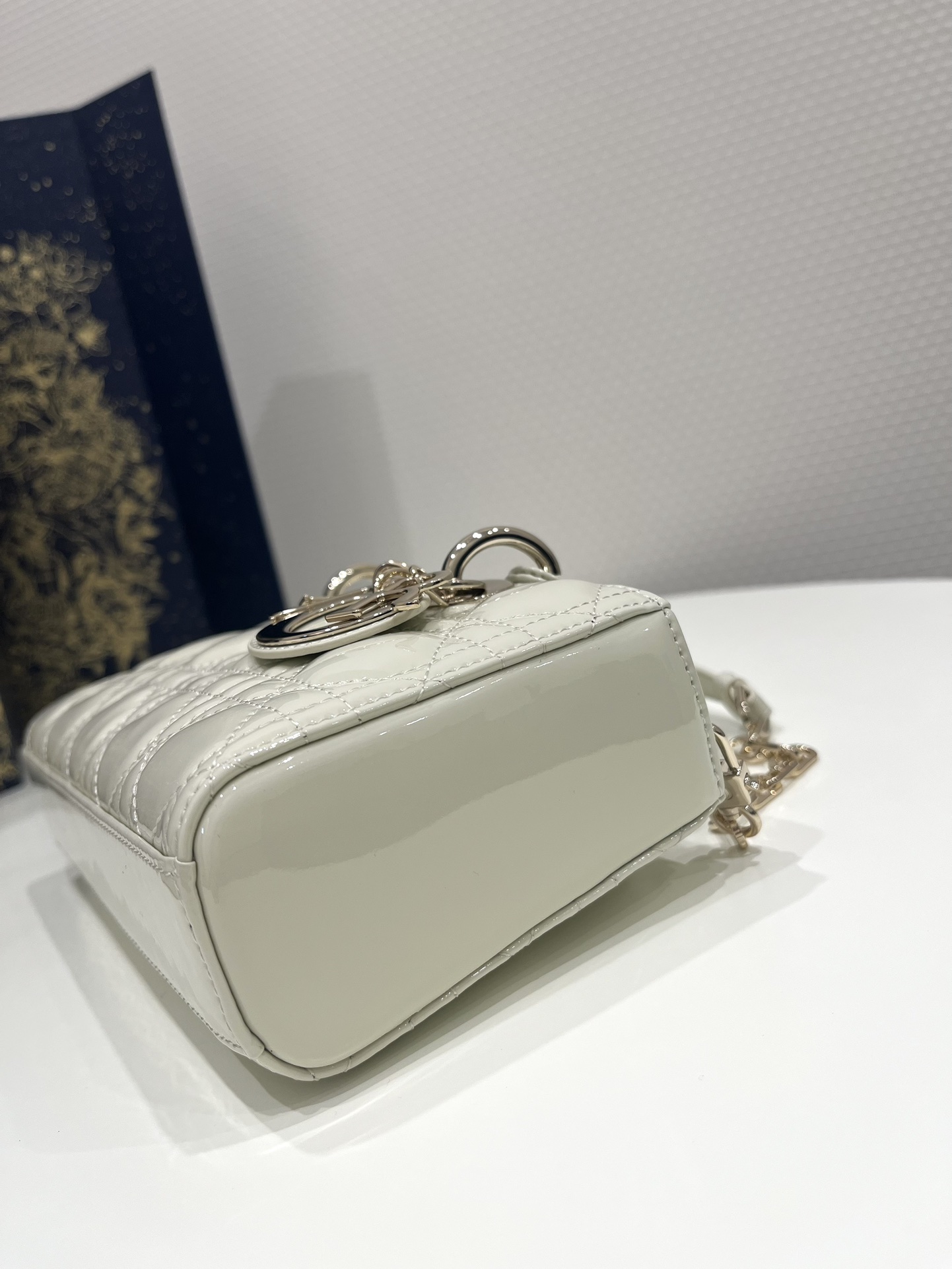 D-joy Small Size Series, Bag with Two Shoulder Straps, Classic Rhombus Design, Glossy Patent Leather, Size: 22*6*12cm