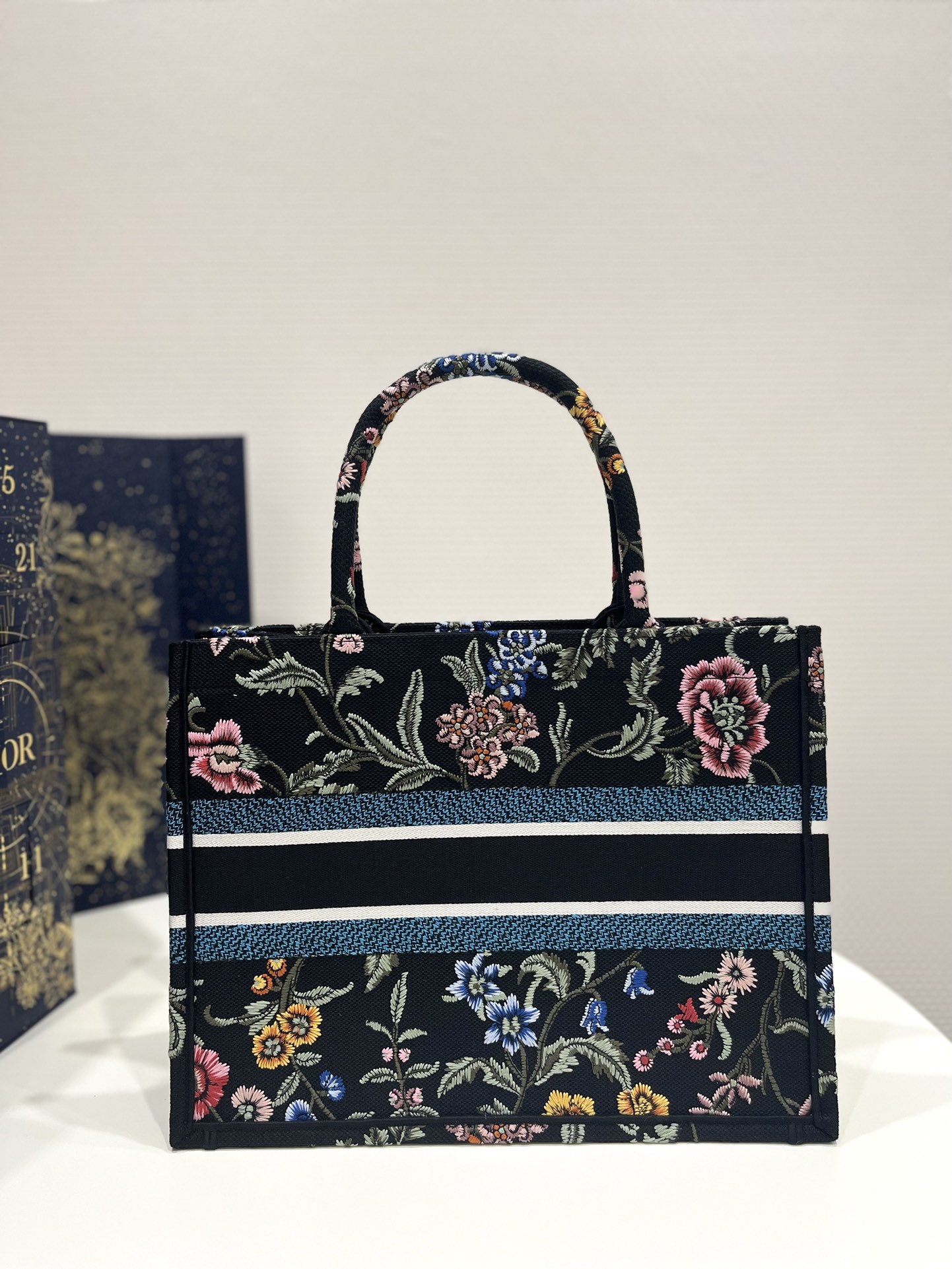 Medium Size Tote Spring-Summer Series, Romantic Floral Pattern, Size: 36*18*28cm