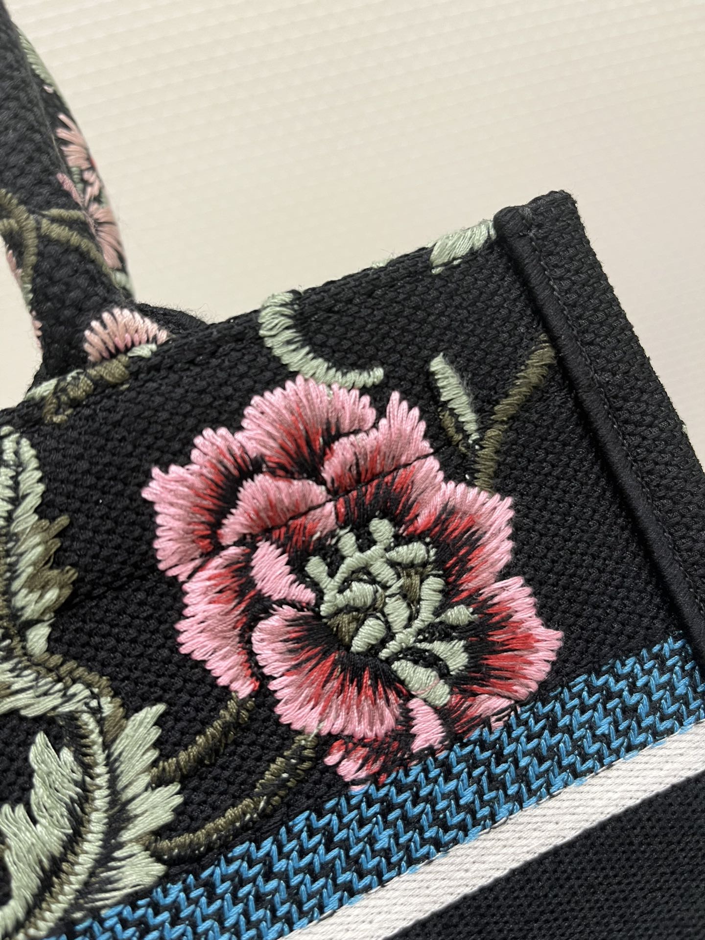 Small Size Tote Spring-Summer Series, Exquisite Floral Embroidery, Size: 26*8*22cm