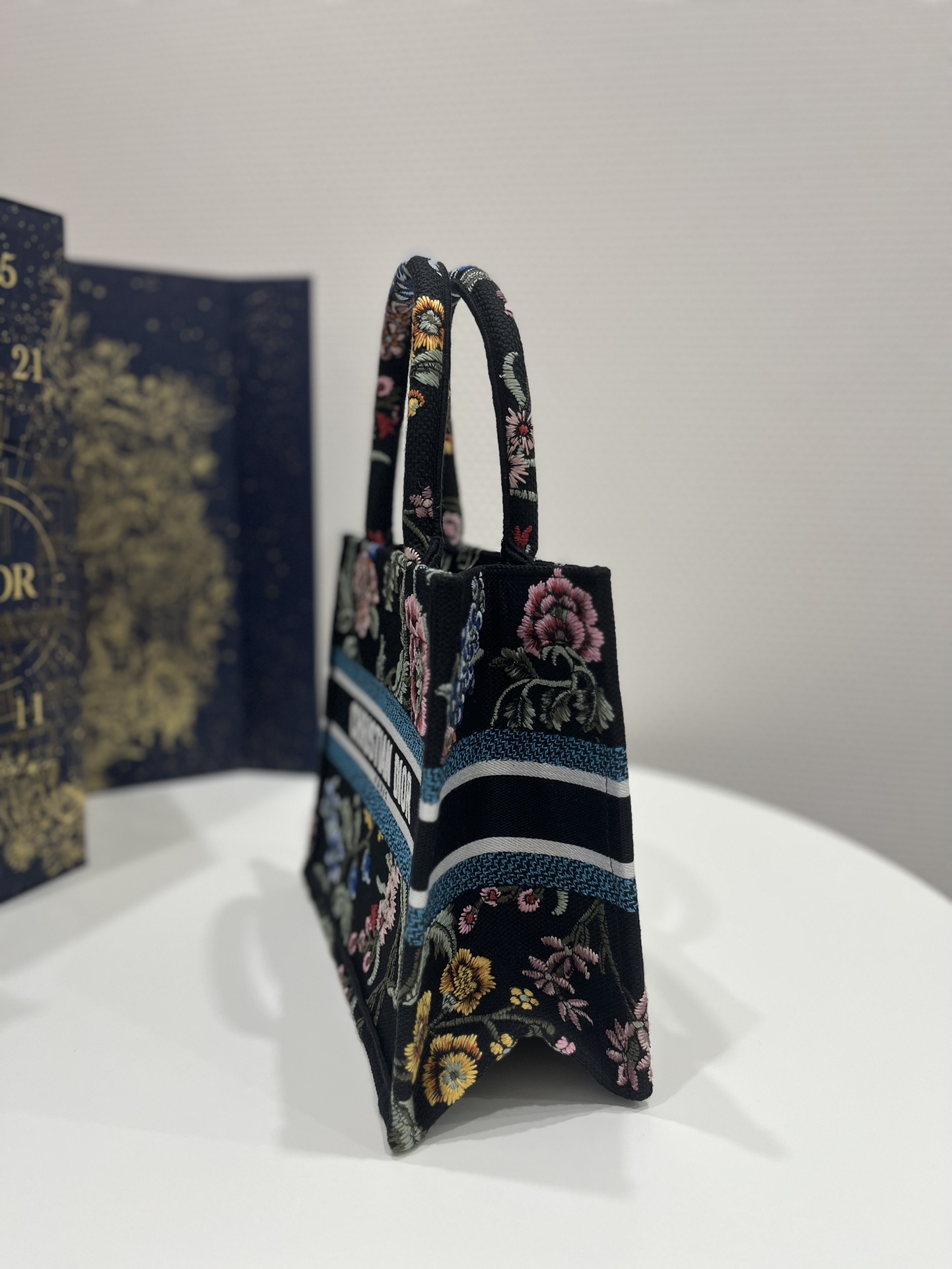 Small Size Tote Spring-Summer Series, Exquisite Floral Embroidery, Size: 26*8*22cm