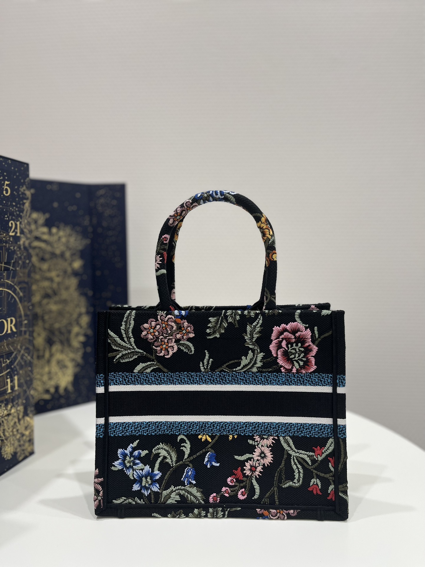 Small Size Tote Spring-Summer Series, Exquisite Floral Embroidery, Size: 26*8*22cm