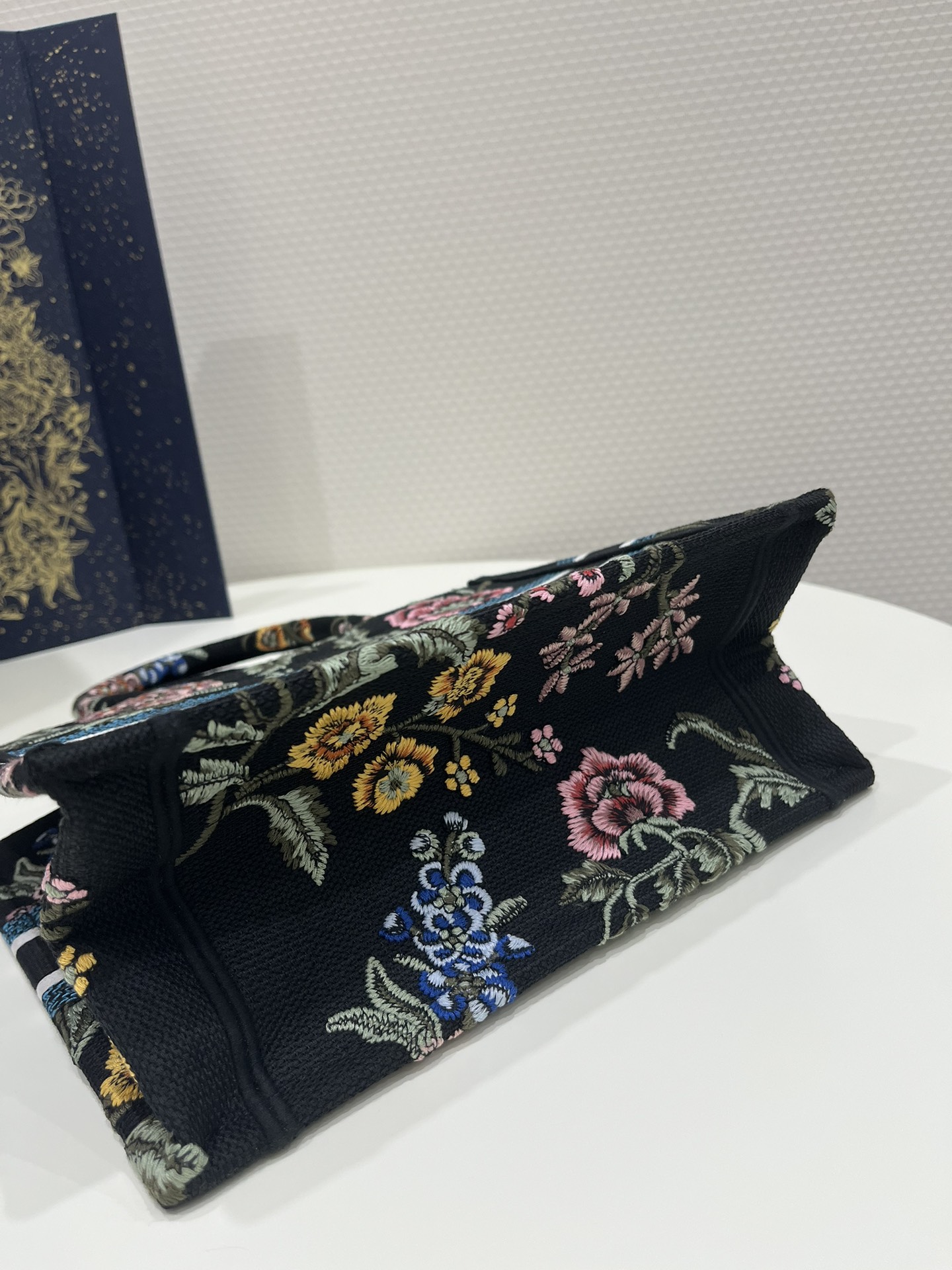 Small Size Tote Spring-Summer Series, Exquisite Floral Embroidery, Size: 26*8*22cm