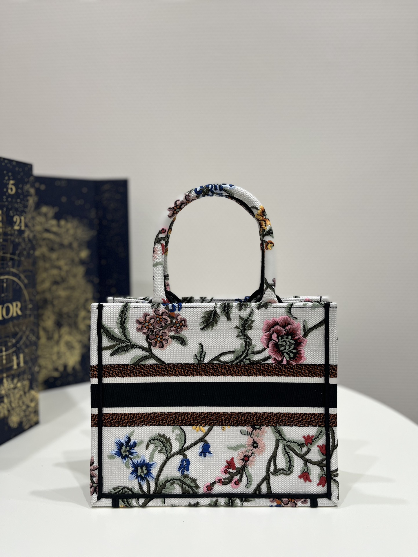 Small Size Tote Spring-Summer Series, Exquisite Floral Embroidery, Size: 26*8*22cm