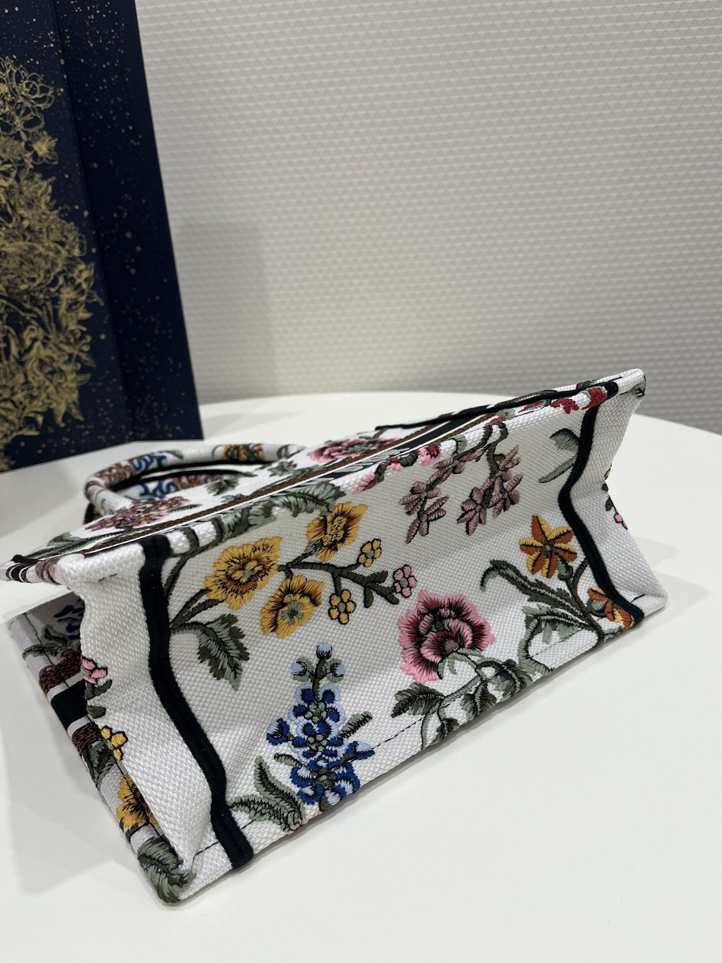 Small Size Tote Spring-Summer Series, Exquisite Floral Embroidery, Size: 26*8*22cm