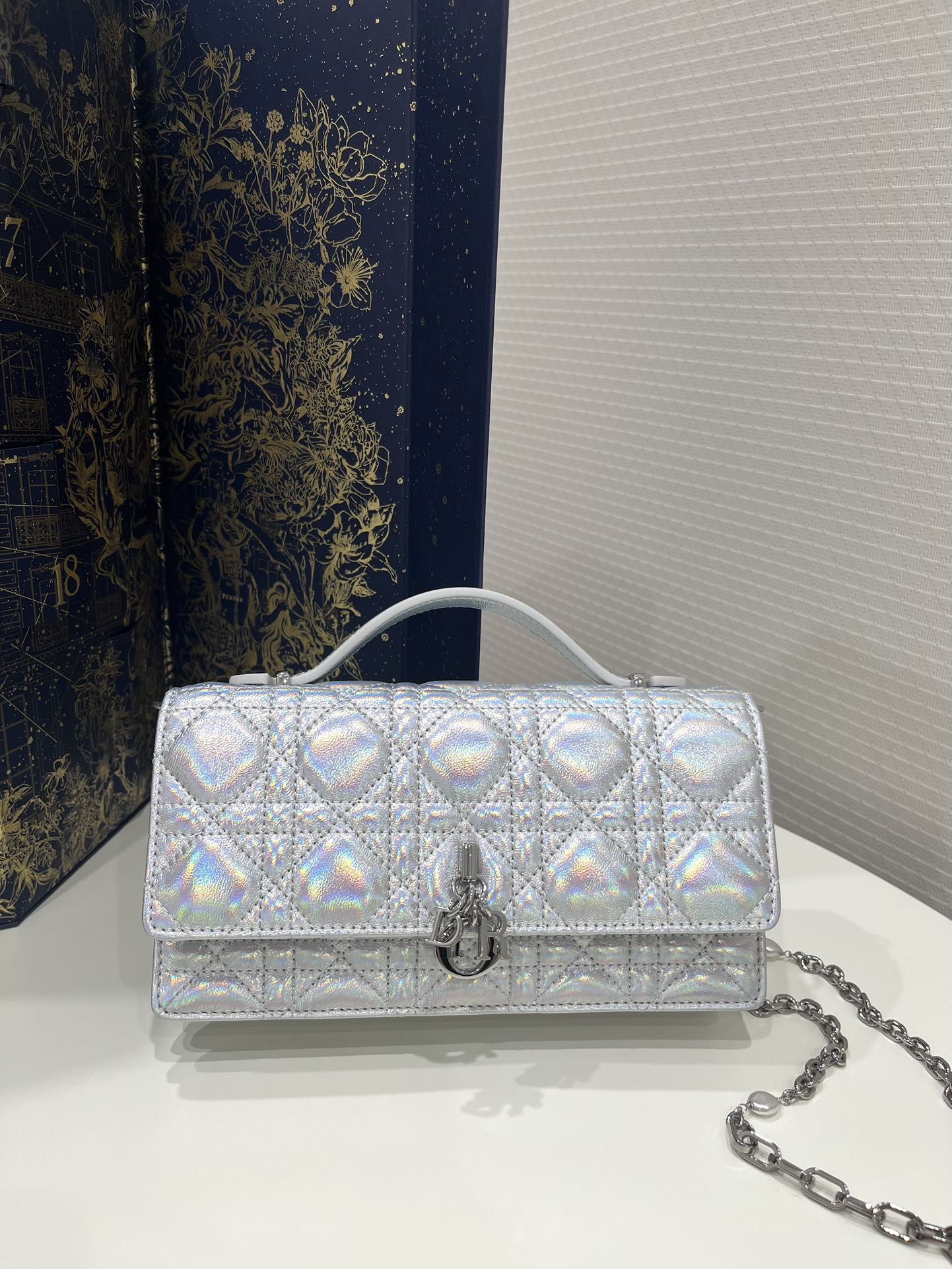 Fantasy Silver Pearl Chain Clutch, Lambskin, Size: 21*11*5cm  