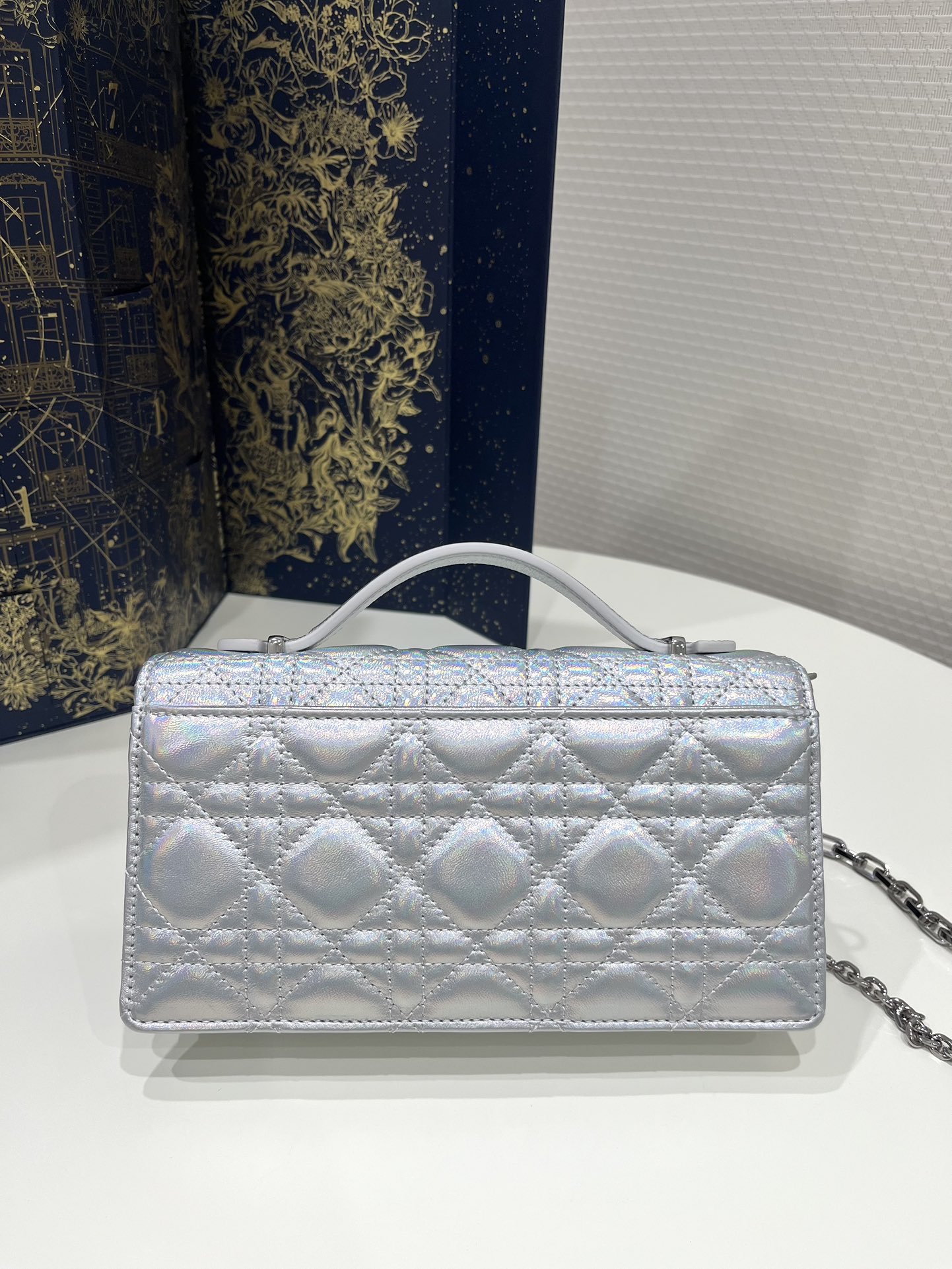 Fantasy Silver Pearl Chain Clutch, Lambskin, Size: 21*11*5cm  