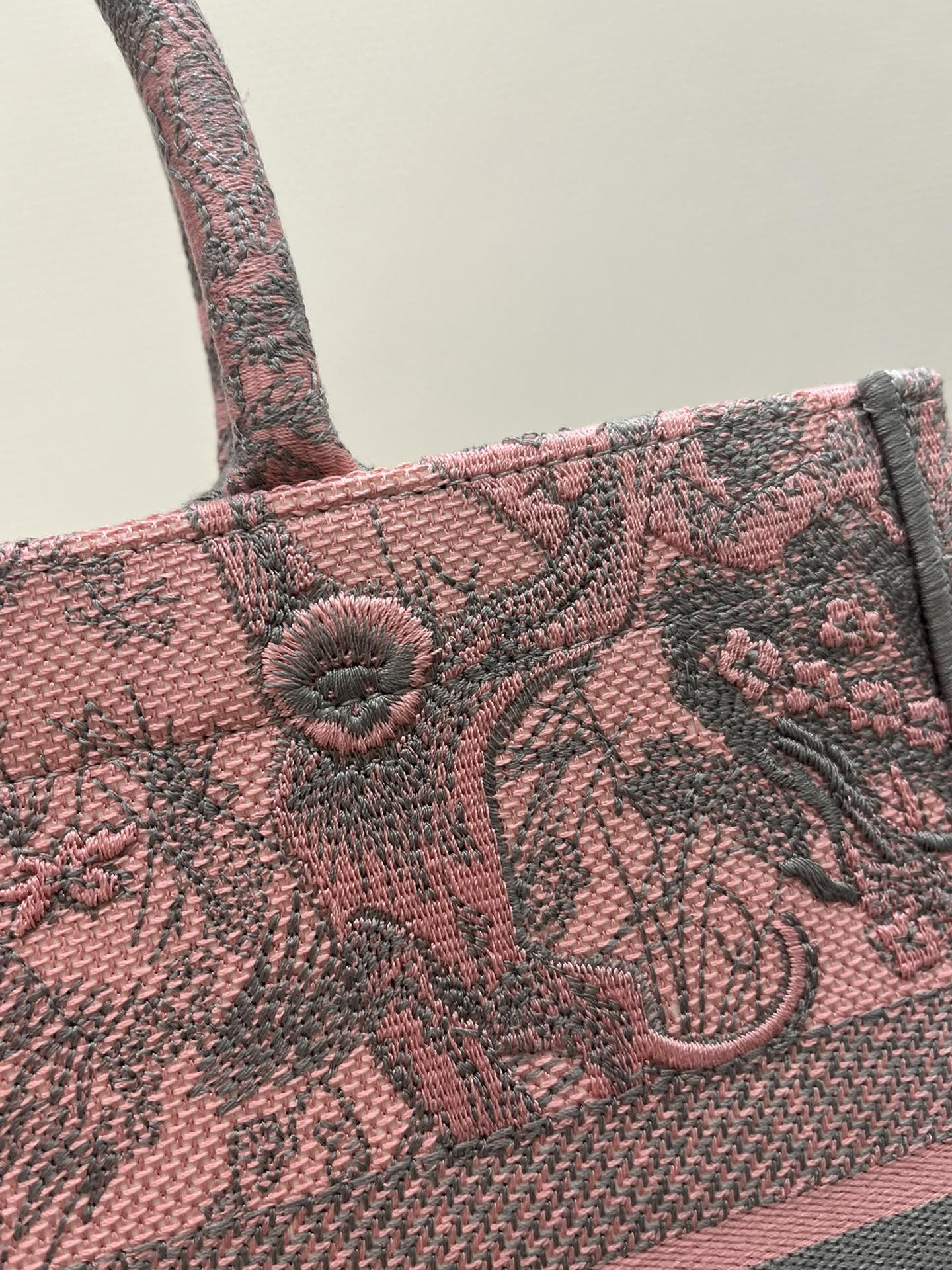 Medium Size, Tiger Embroidered Tote, Size: 36*18*28cm  