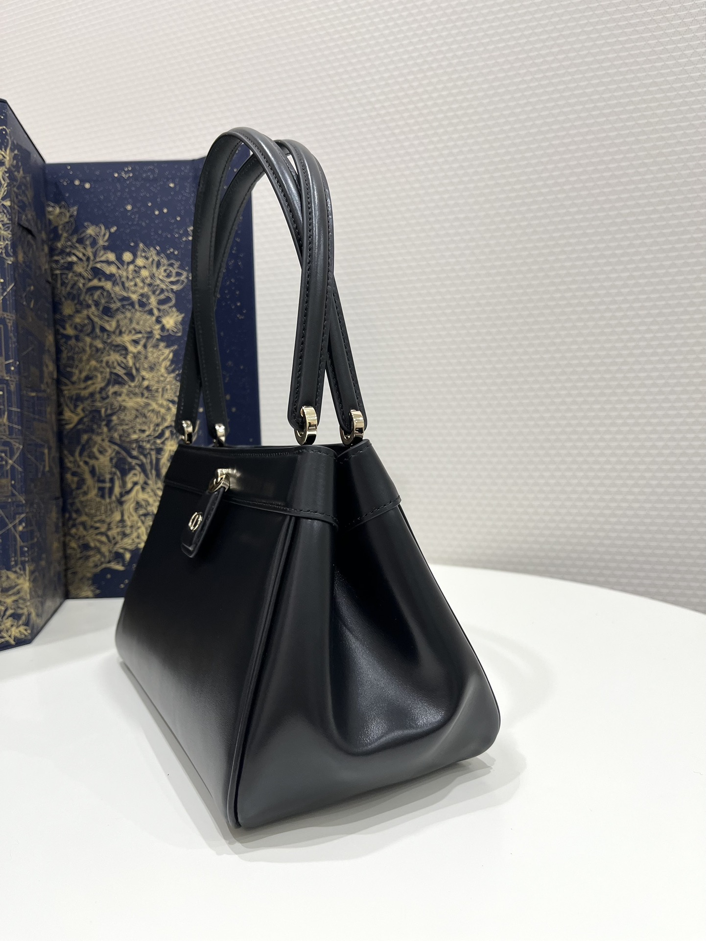 Medium Size Black, Key Handbag Series, Smooth Calfskin, Size: 26*13*16cm  