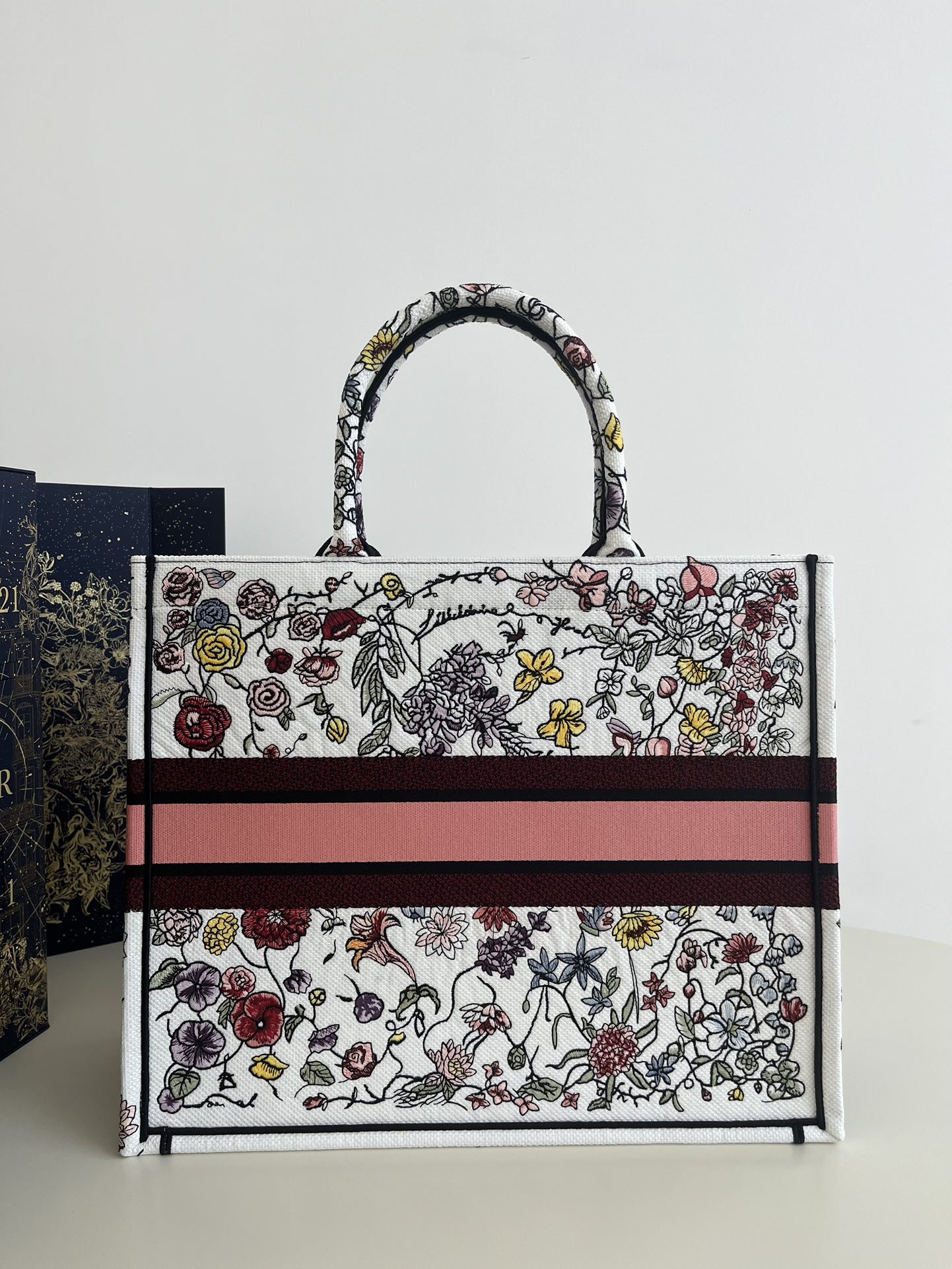 Large Size, Tote Spring-Summer Series, Classic Romantic Floral Embroidery Pattern, Size: 42*18*35cm  