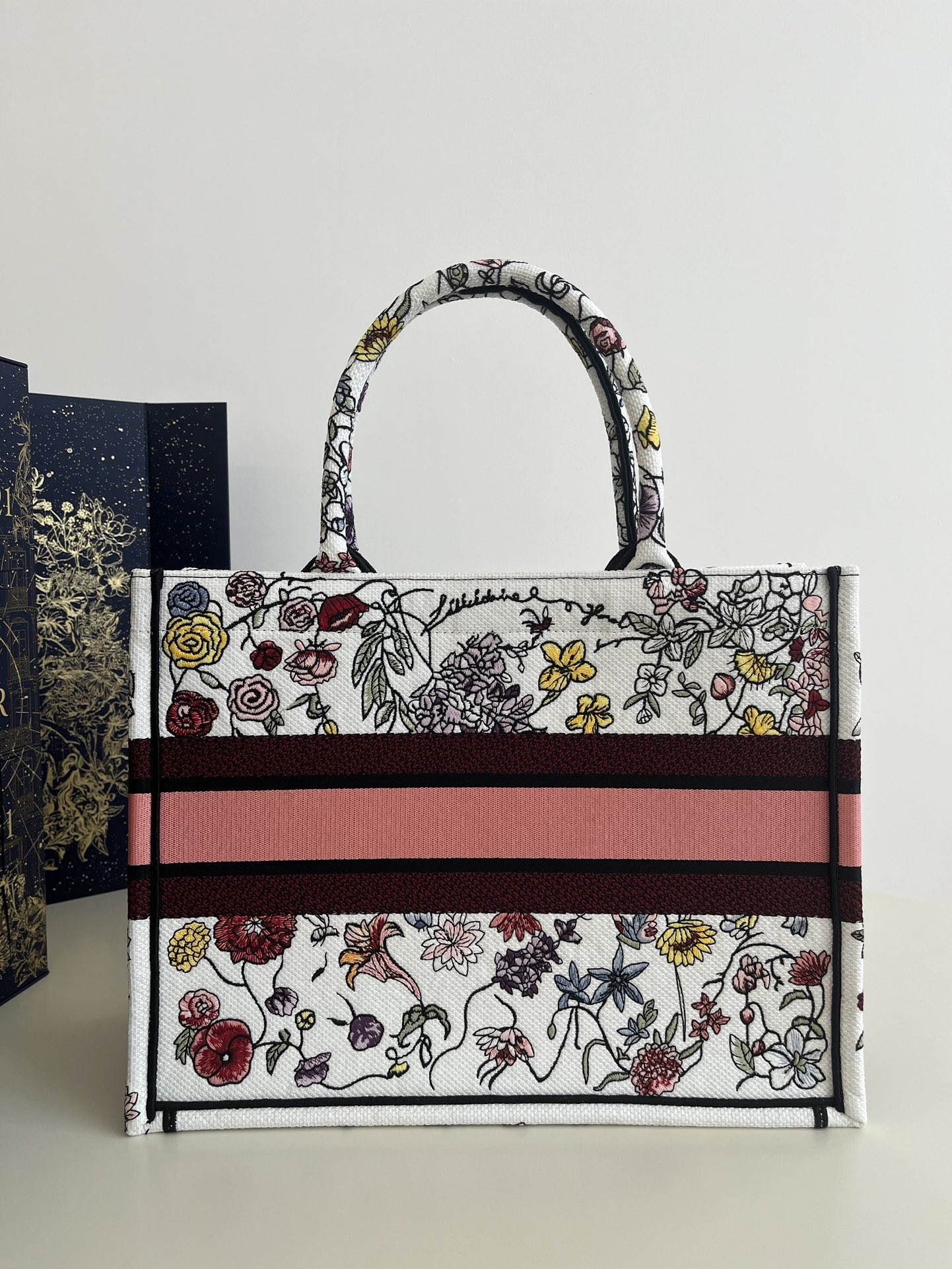 Medium Size, Tote Spring-Summer Series, Classic Romantic Floral Embroidery Pattern, Size: 36*18*28cm  