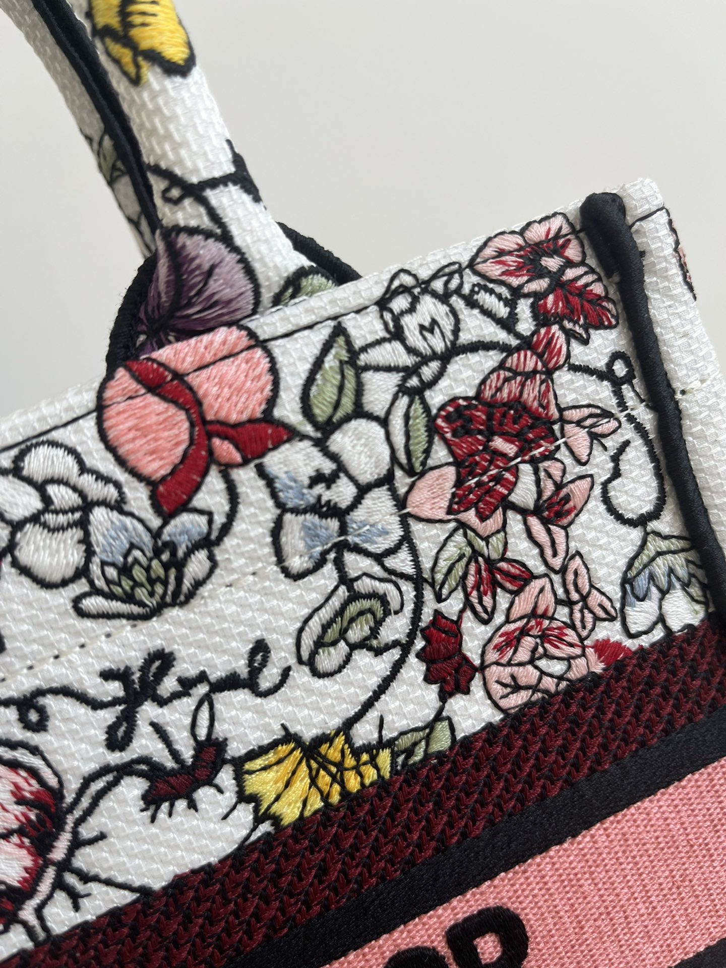 Small Size, Tote Spring-Summer Series, Classic Romantic Floral Embroidery Pattern, Size: 26*8*22cm  