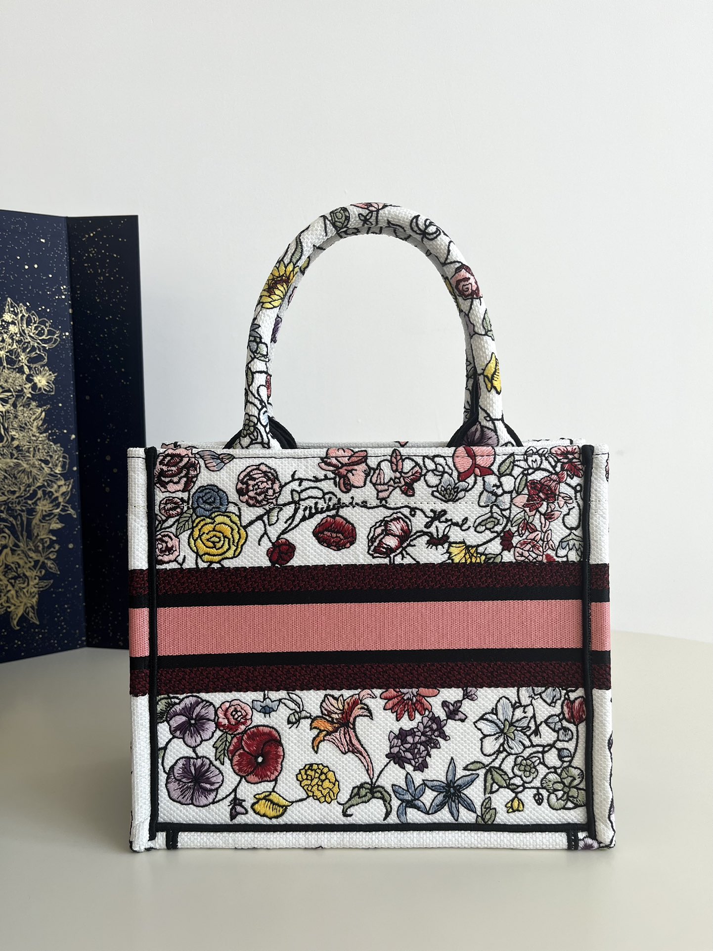 Small Size, Tote Spring-Summer Series, Classic Romantic Floral Embroidery Pattern, Size: 26*8*22cm  