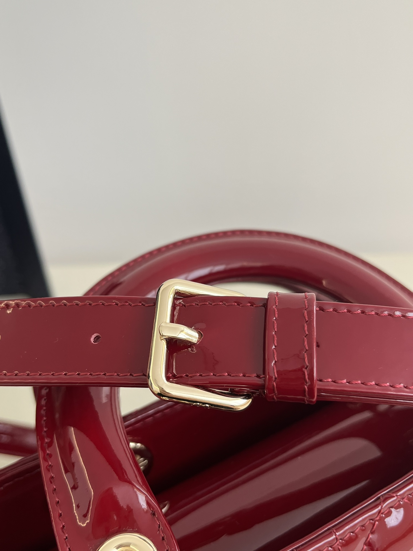 Four-grid Cherry Red, Lady Four-grid Lacquered Leather with Adjustable Leather Shoulder Strap, Size: 20*8*17cm  