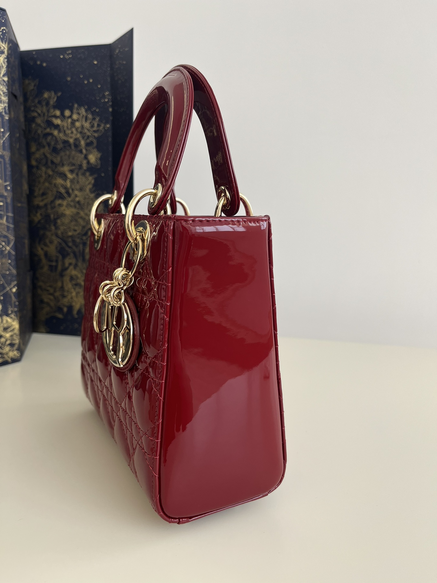 Four-grid Cherry Red, Lady Four-grid Lacquered Leather with Adjustable Leather Shoulder Strap, Size: 20*8*17cm  