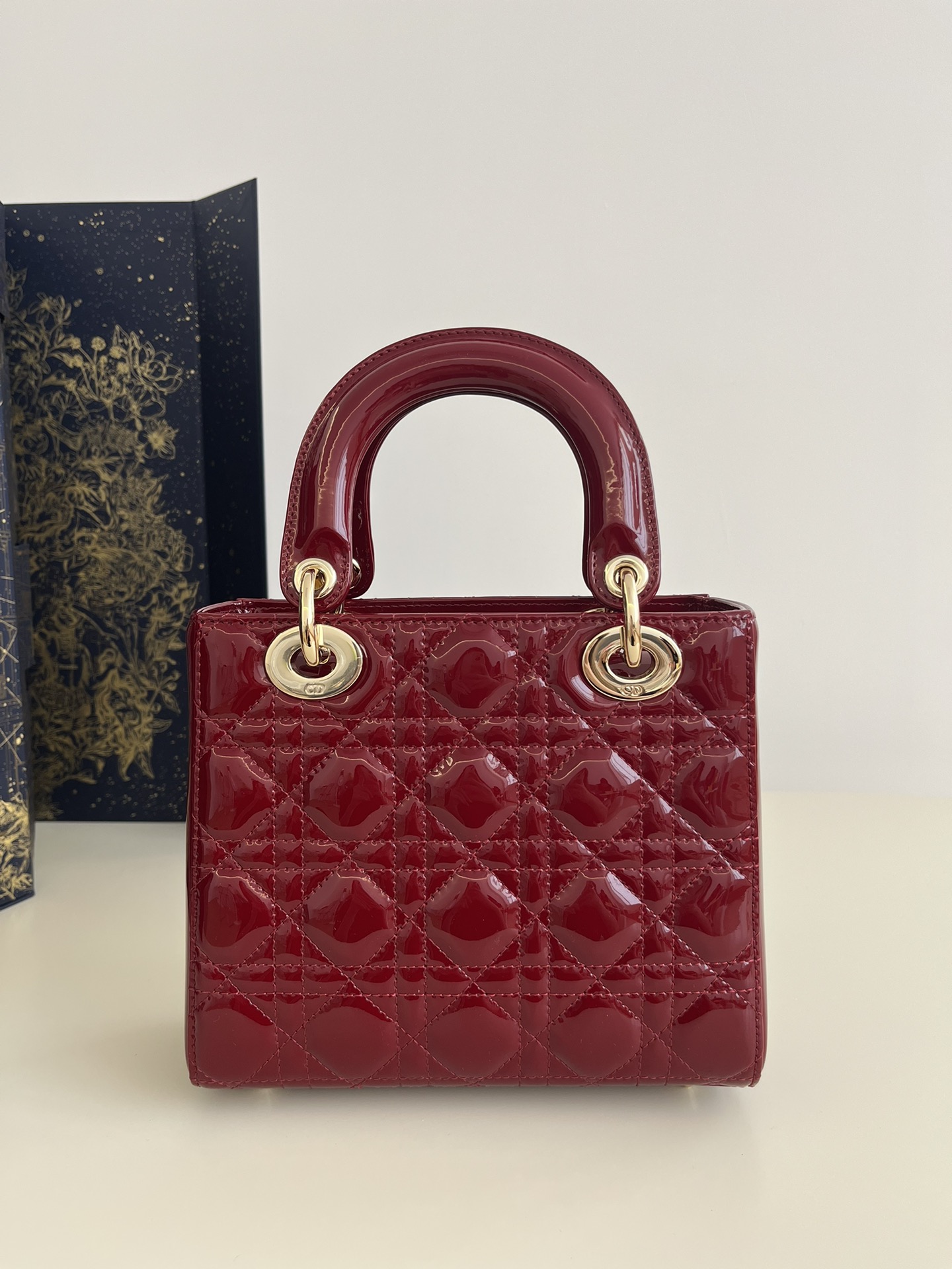 Four-grid Cherry Red, Lady Four-grid Lacquered Leather with Adjustable Leather Shoulder Strap, Size: 20*8*17cm  