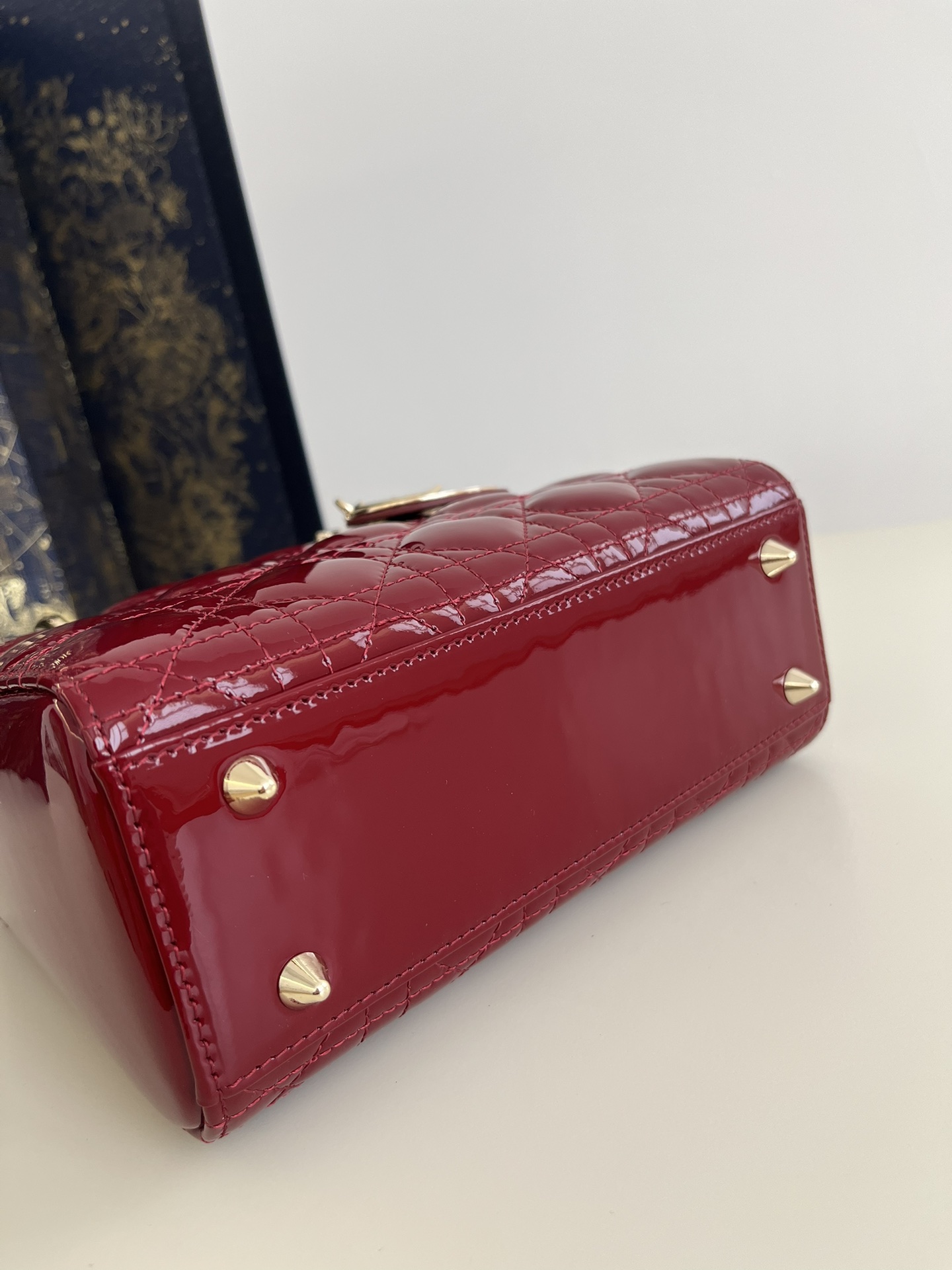 Four-grid Cherry Red, Lady Four-grid Lacquered Leather with Adjustable Leather Shoulder Strap, Size: 20*8*17cm  