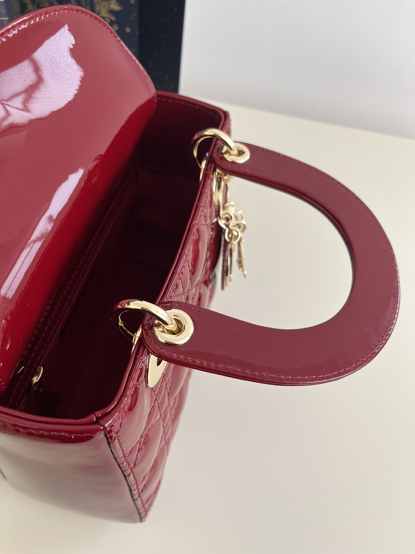 Four-grid Cherry Red, Lady Four-grid Lacquered Leather with Adjustable Leather Shoulder Strap, Size: 20*8*17cm  