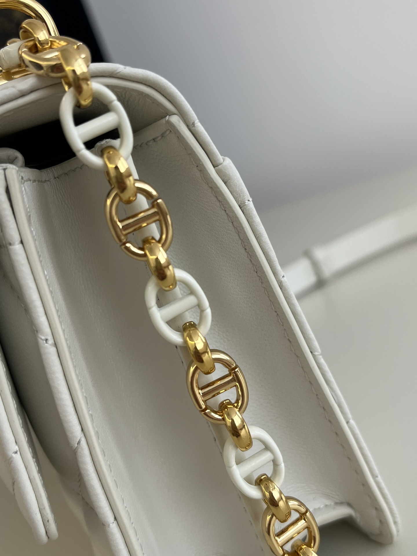 White, Miss Caro Chain Series, Sheepskin, Size: 19*5.5*13cm  