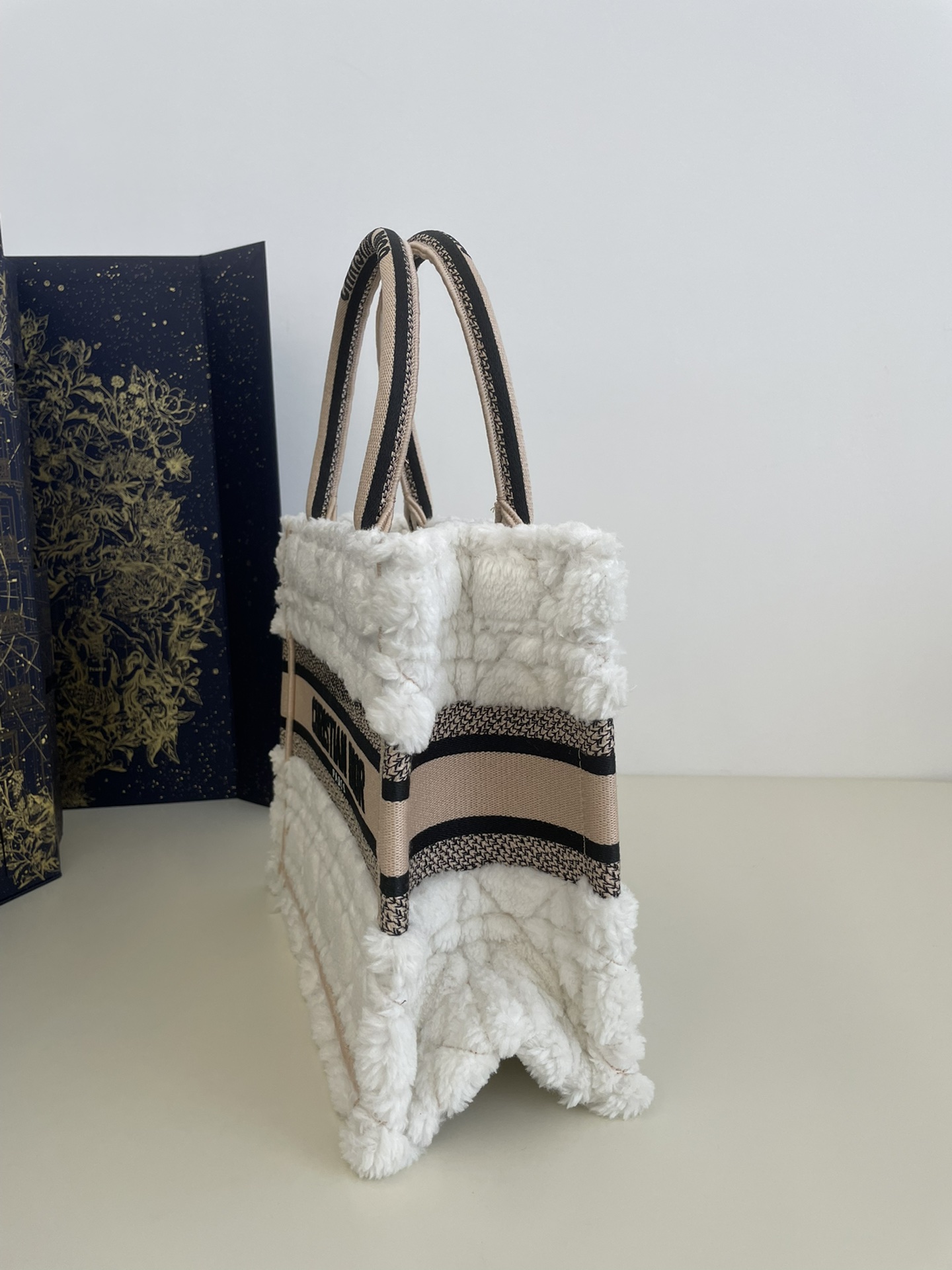 Small Tote from Autumn/Winter Wool Series, Size: 26*8*22cm